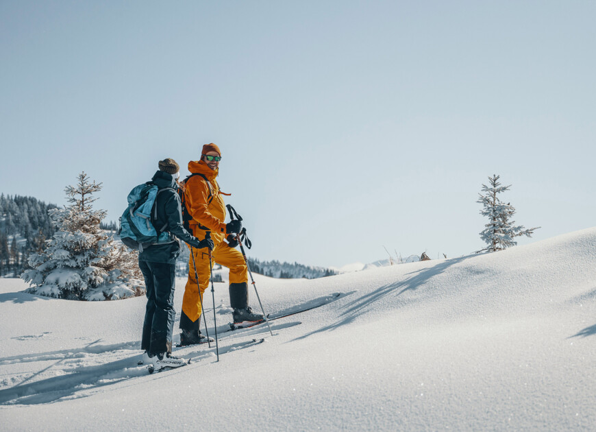 Skitourengeher in der tief verschneiten Landschaft des Großarltales.