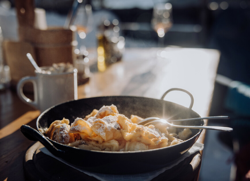 Frisch zubereiteter Kaiserschmarren auf einer Skihütte im Skirlaub in Großarl.