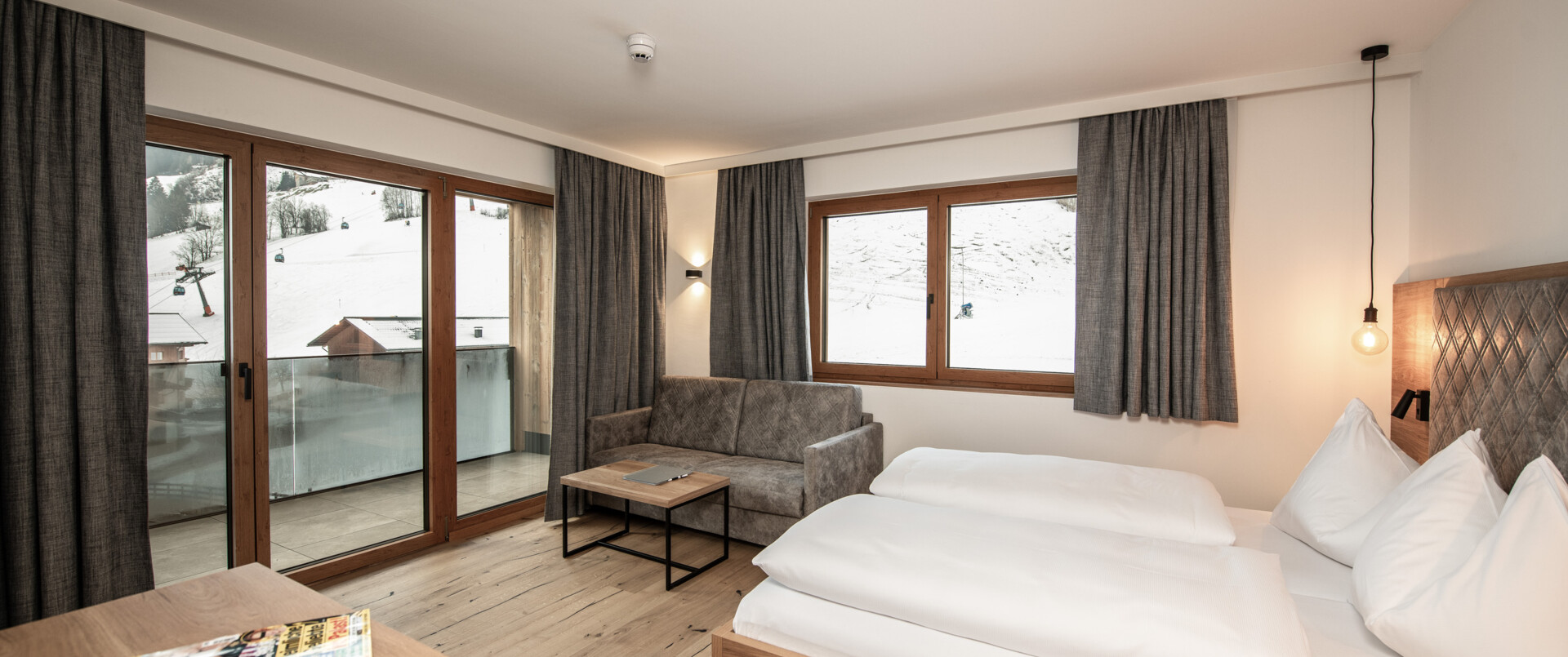 Suite Diellehen mit Couch, Doppelbett und Balkon im B&B Hotel Diellehen in Großarl.