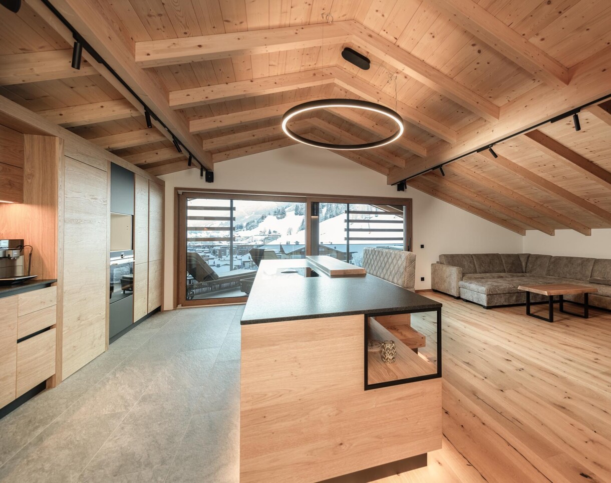 Ferienwohnung mit Küche, Couch und großem Balkon im B&B Hotel Diellehen in Großarl.