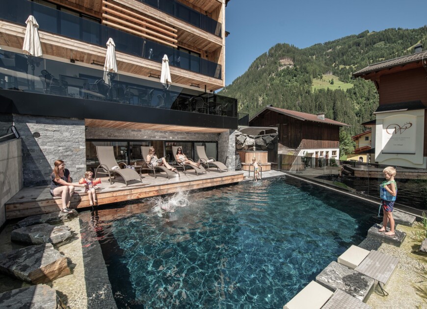 Familienspaß am Pool des Hotel Diellehen