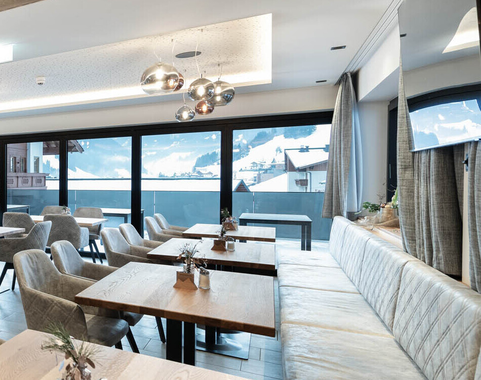Blick in den modern & gemütlich eingerichteten Frühstücksraum im Hotel Diellehen