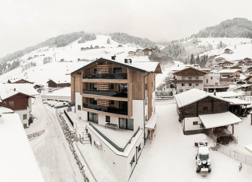 Hotel Diellehen in Großarl im Winter von außen.