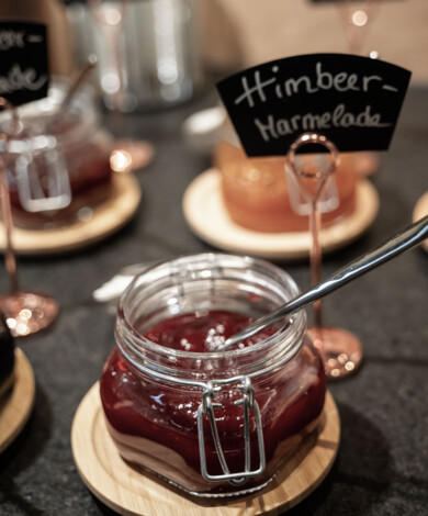 Selbstgemachte Himbeer-Marmelade im Glas am Frühstücksbuffet