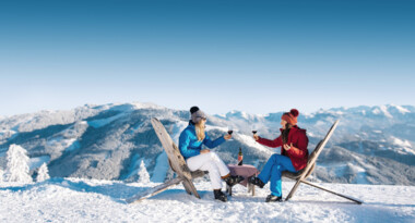 Ski und Weingenusswoche in Großarl - zwei Skifahrerinnen mit Weingläsern im Skigebiet Großarl.