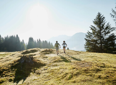 Zwei Wanderer auf einer Alm im Großarltal, Salzburger Land.