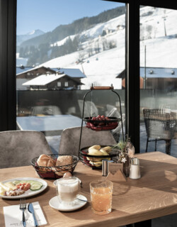 Gedeckter Frühstückstisch mit Blick auf die Gondel-Bahn in Großarl