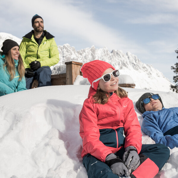 Familie mit Kindern im Skiurlaub im Großarltal, Salzburger Land.