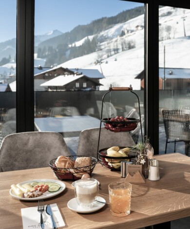 Herrliches Frühstück mit Panoramablick im Hotel Diellehen in Großarl.