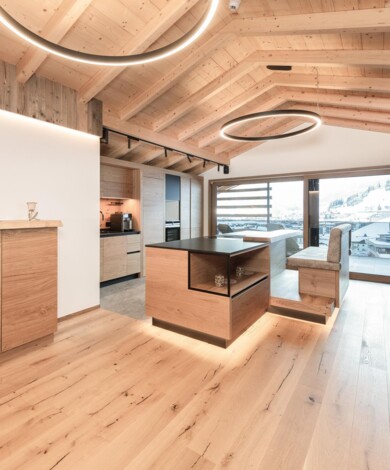 Blick auf die große und moderne Küche im Loft Appartement