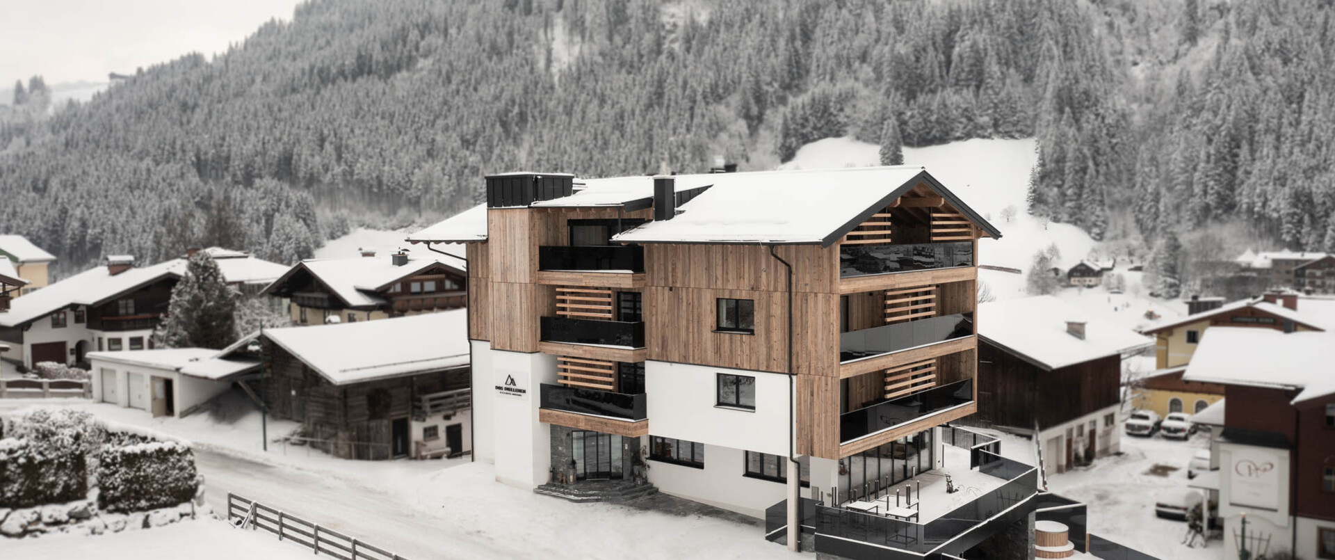 Das familiäre Hotel Diellehen im Winter von außen.