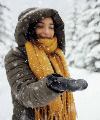 Junge Dame im Schneegestöber beim Winterwandern in Großarl.