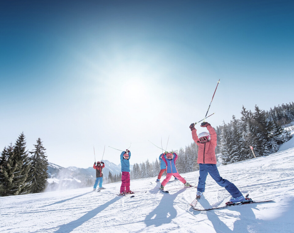 Kinder beim Skifahren im Familien-Skiurlaub in Großarl, Salzburger Land.