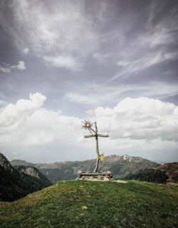 Hölzernes Gipfelkreuz im Wandergebiet von Großarl.