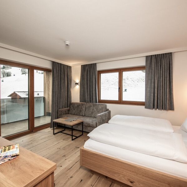 Suite Diellehen mit Couch, Doppelbett und Balkon im B&B Hotel Diellehen in Großarl.