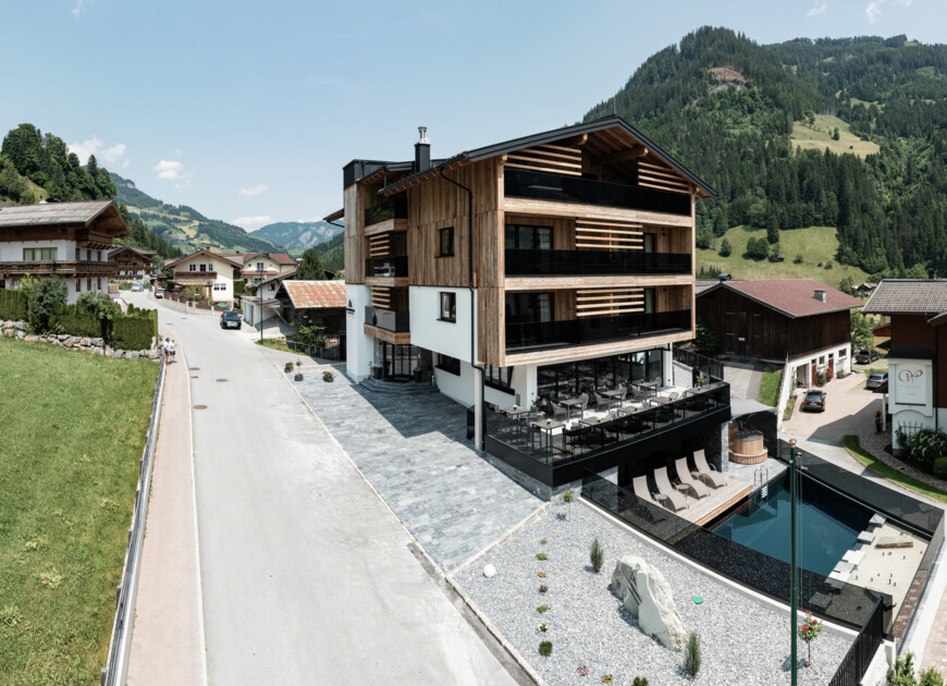 Hotel Diellehen in Großarl im Sommer von außen.