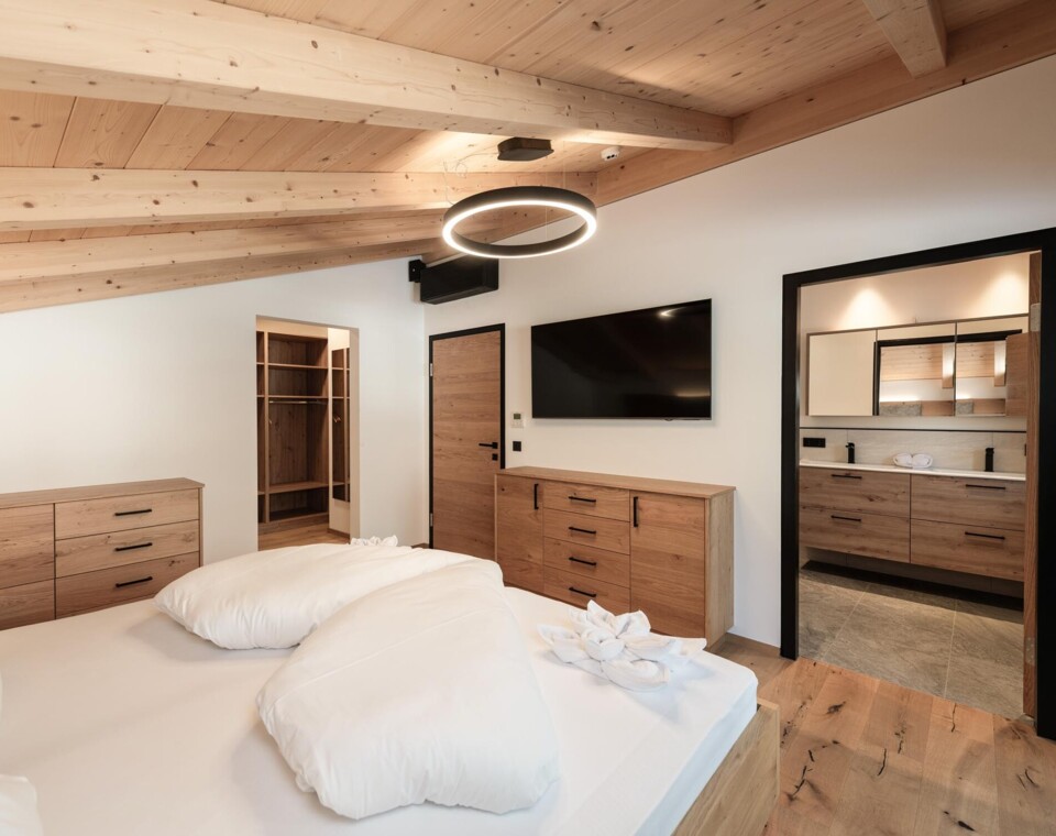 Großzügiges Doppelzimmer mit Zusatzbett für einen herrlichen Familienurlaub im Hotel Diellehen in Großarl.