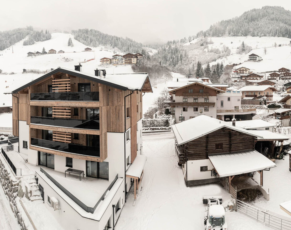 Hotel Diellehen in Großarl im Winter von außen.