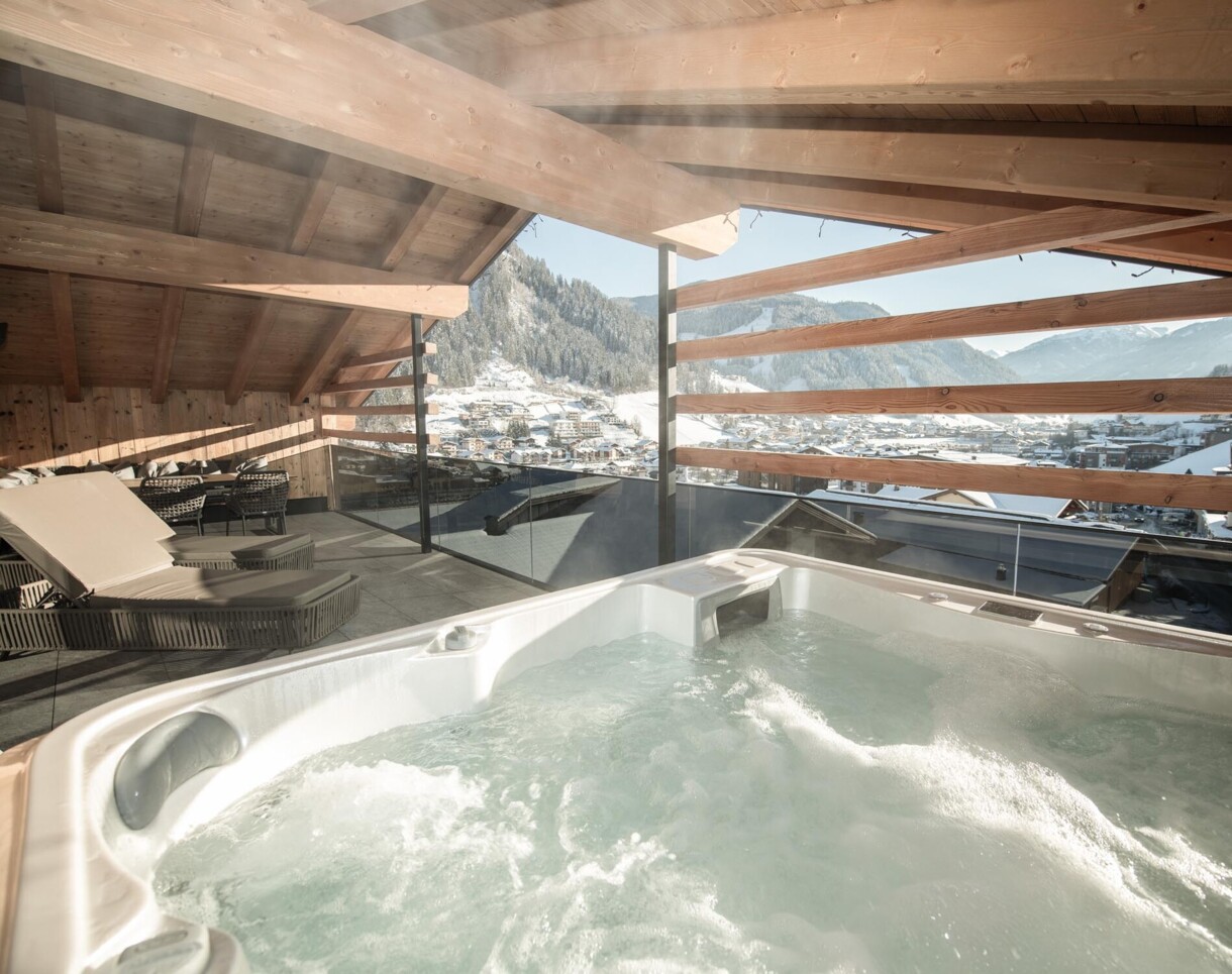 Blick vom Whirlpool im Loft-Appartement auf die verschneite Berglandschaft in Großarl.