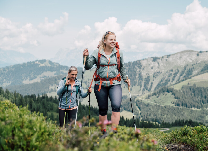 Zwei Damen beim Wandern auf den Almen in Großarl, Salzburger Land.