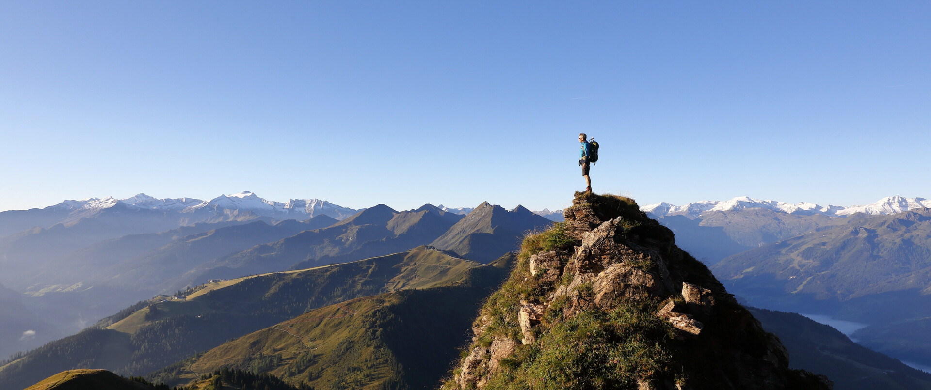 Wanderer am Gipfel mit Panoramablick im Sommerurlaub mit Aktivprogramm - Berg-Gesund-Programm in Großarl.