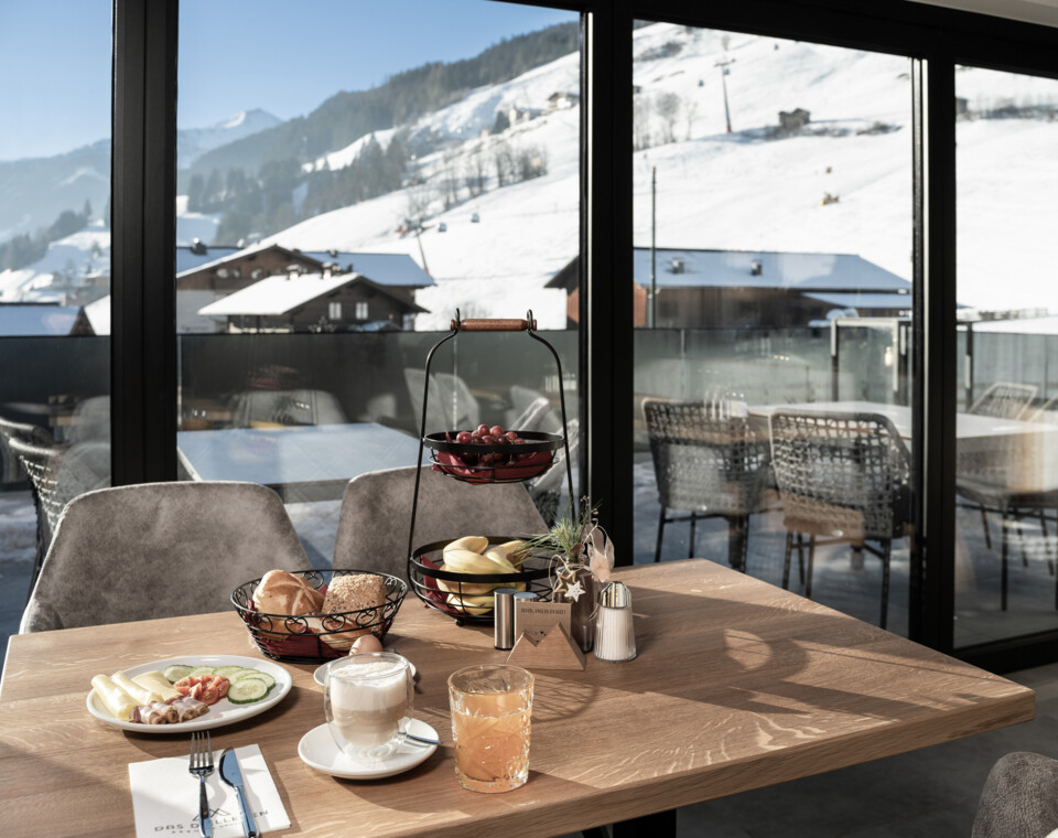 Herrliches Frühstück mit Panoramablick im Hotel Diellehen in Großarl.