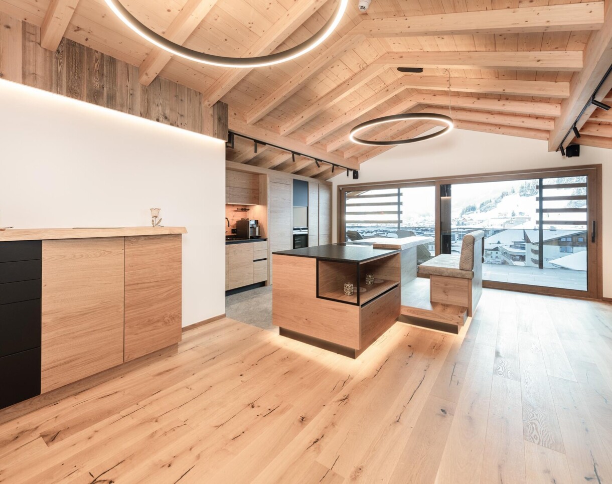 Blick auf die große und moderne Küche im Loft Appartement