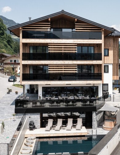 Blick vom kleinen feinen Wellnessbereich mit Sauna auf die Terrasse des Hotels Diellehen in Großarl