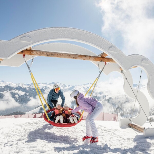 Familie mit Kindern im Skiurlaub im Großarltal, Salzburger Land.