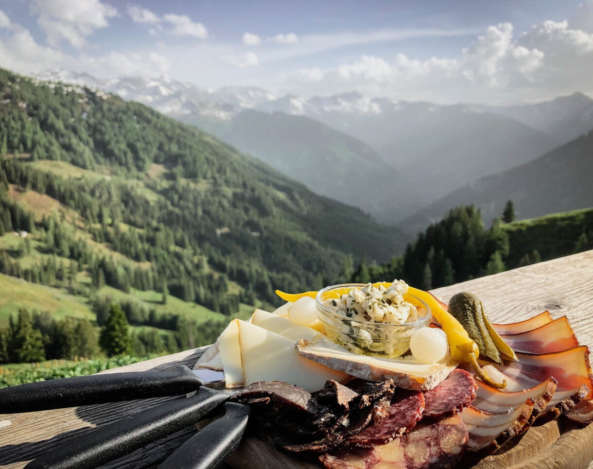 Herrliche Brettljause mit regionalen Spezialitäten im Sommerurlaub im Hotel Diellehen in Großarl. 