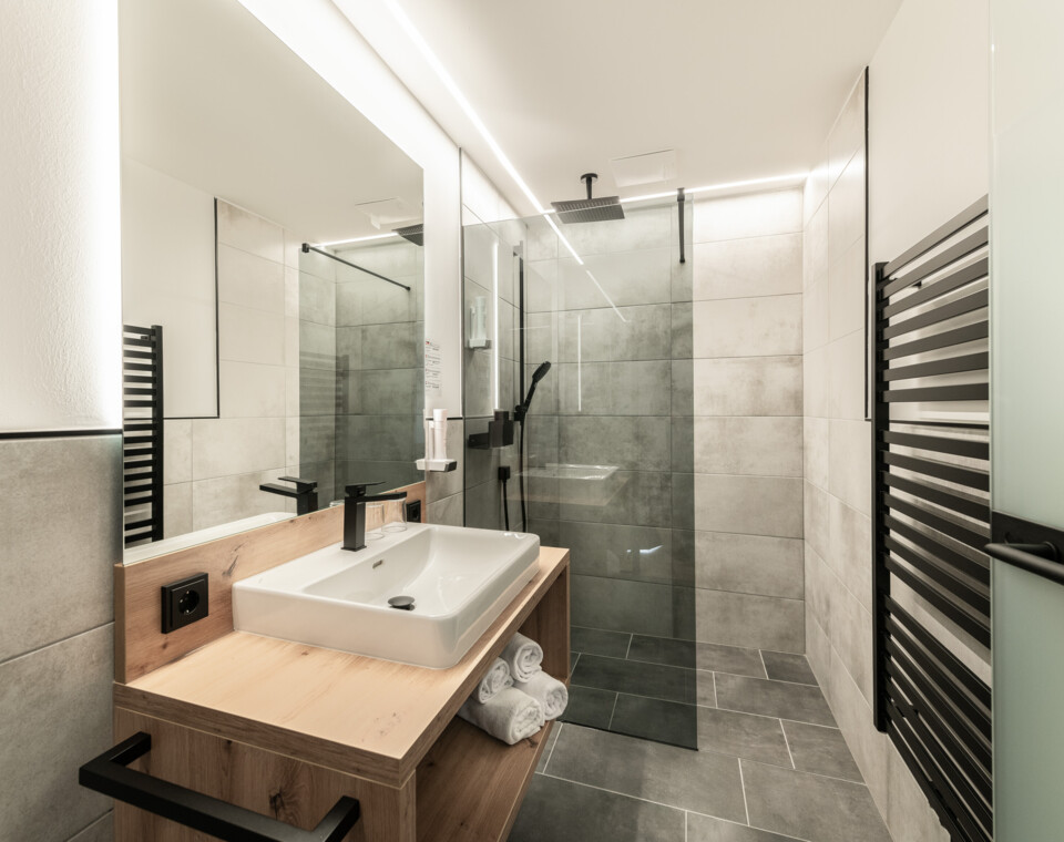 Modernes Badezimmer mit Walkin-in Dusche im 3 Sterne Hotel Diellehen in Großarl, Salzburger Land.