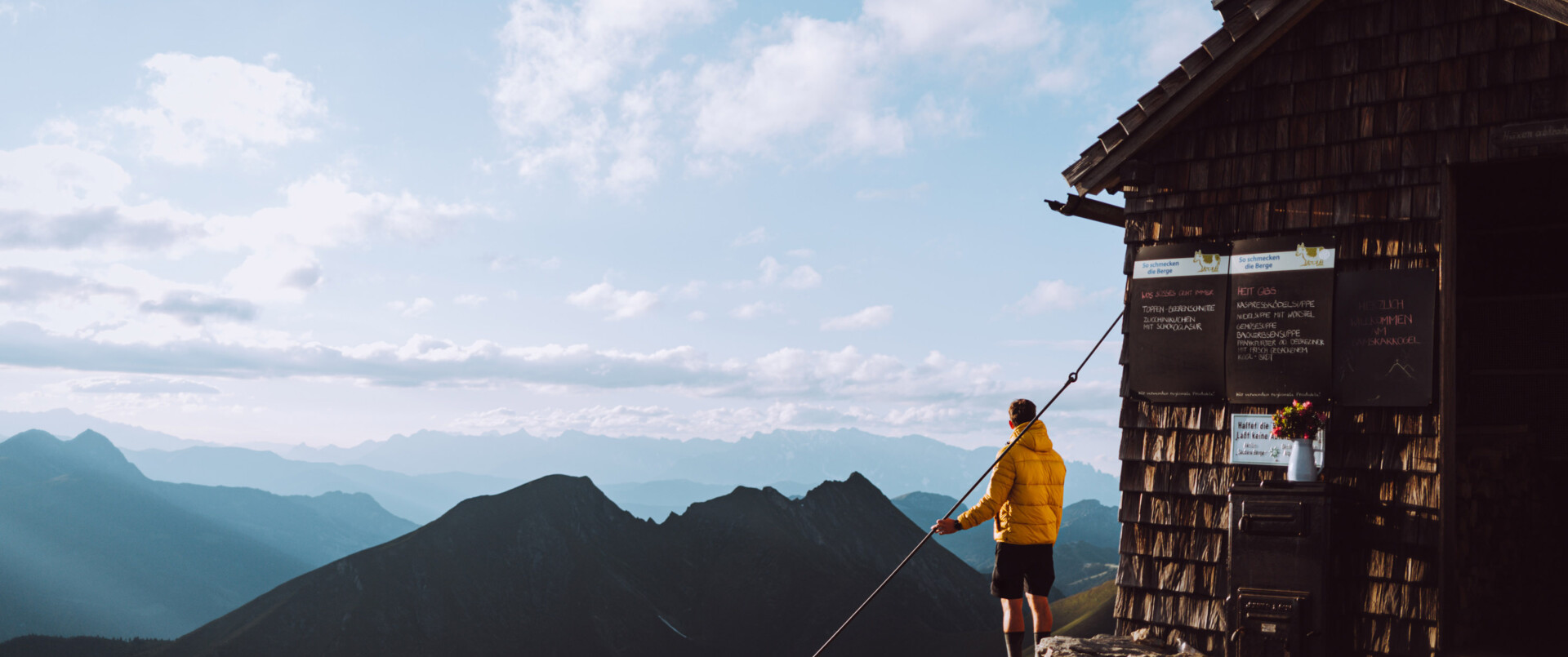 Wanderer bei einer Berghütte in Großarl - dem Tal der Almen im Salzburger Land.