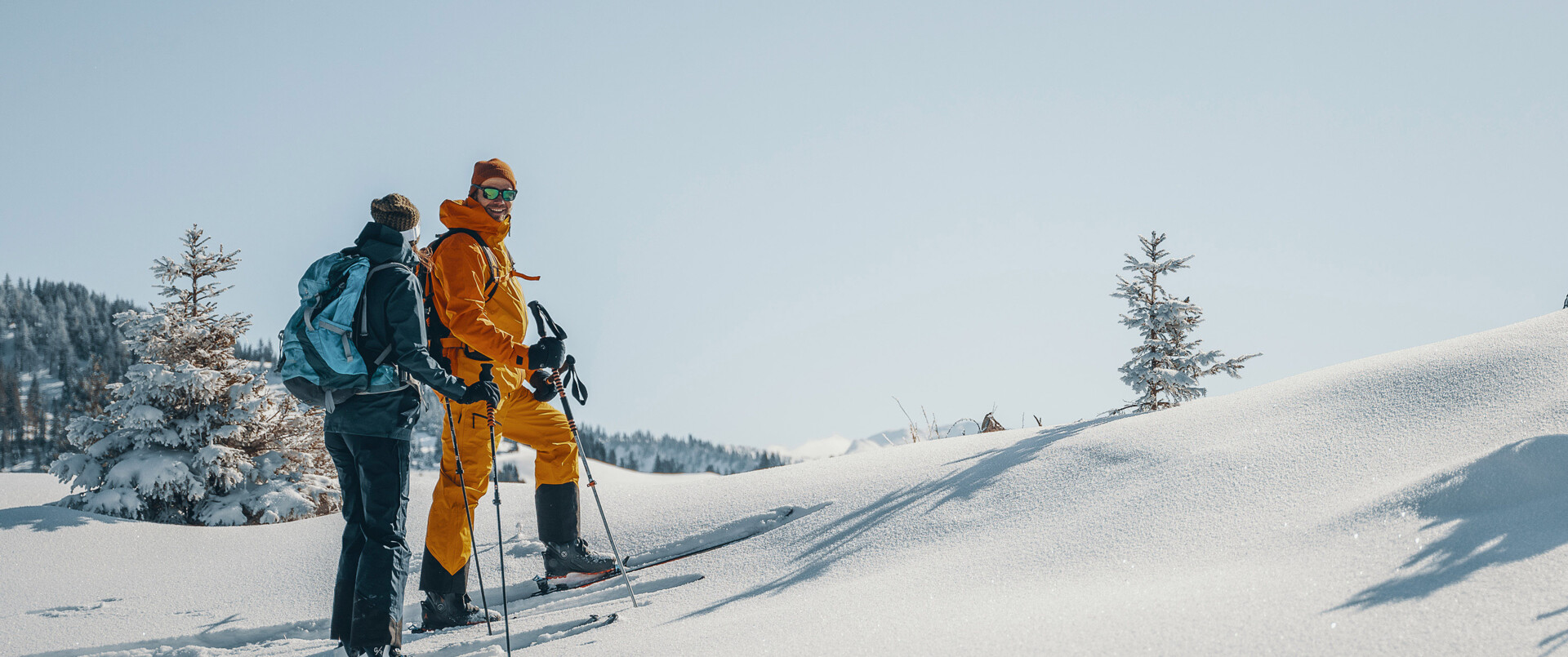 Skitourengeher in der tief verschneiten Landschaft des Großarltales.