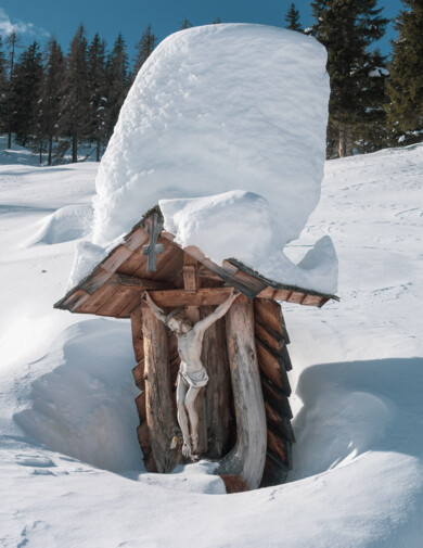 Entdecke beim Winterwandern im Großarltal kulturelle Kunstwerke.