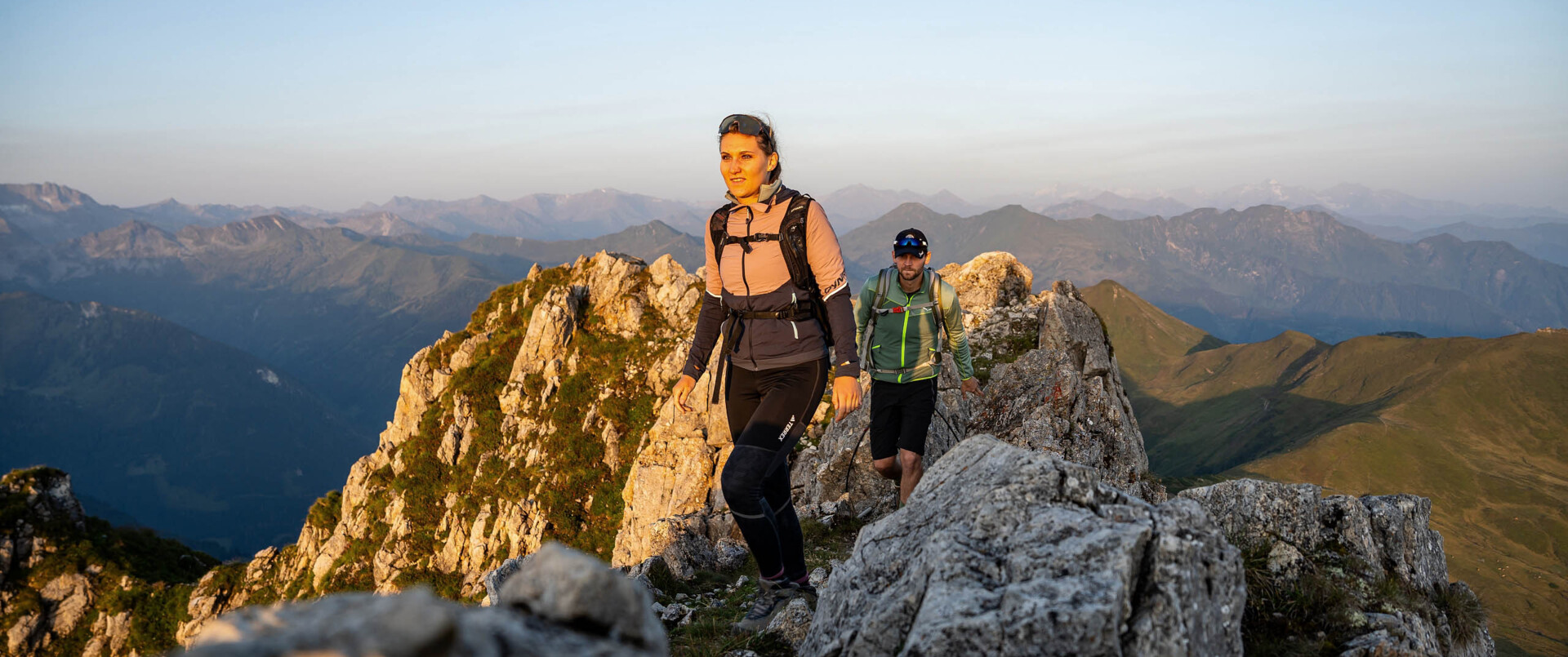 Wanderer bei einer Berghütte in Großarl - dem Tal der Almen im Salzburger Land.
