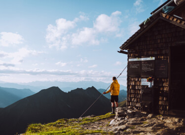 Wanderer bei einer Berghütte in Großarl - dem Tal der Almen im Salzburger Land.
