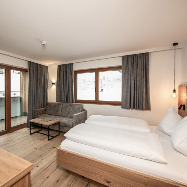 Suite Diellehen mit Couch, Doppelbett und Balkon im B&B Hotel Diellehen in Großarl.