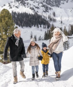 Eine Familie hat Spaß beim Spazieren durch den Schnee