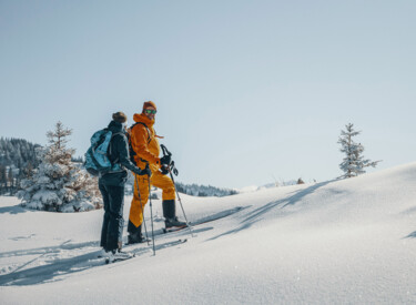 Skitourengeher in der tief verschneiten Landschaft des Großarltales.