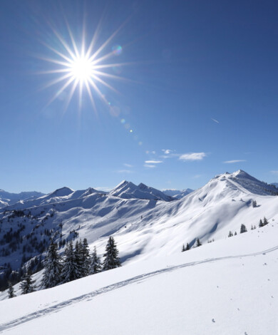 Tief verschneite Berge und bestens präparierte Pisten im Skigebiet Großarl, Salzburger Land.