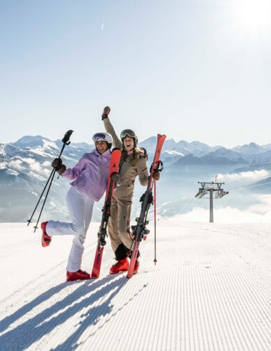 Blick auf das verschneite Großarl bei Abenddämmerung.