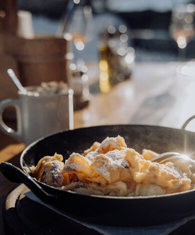 Frisch zubereiteter Kaiserschmarren auf einer Almhütte im Großarltal - dem Tal der Almen im Salzburger Land.