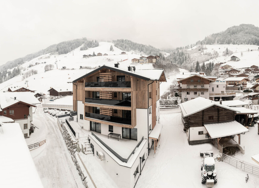 Winteransicht vom Hotel Diellehen mit Blick auf den Naturbadeteich. - deinem 3-Sterne Hotel in Großarl