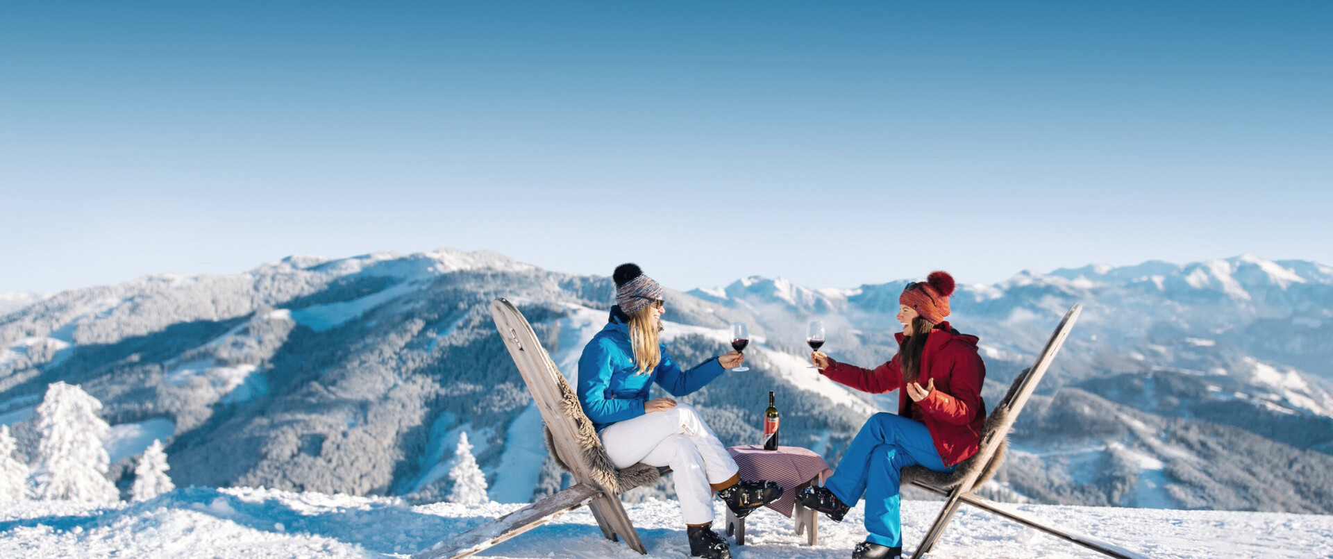 Ski und Weingenusswoche in Großarl - zwei Skifahrerinnen mit Weingläsern im Skigebiet Großarl.