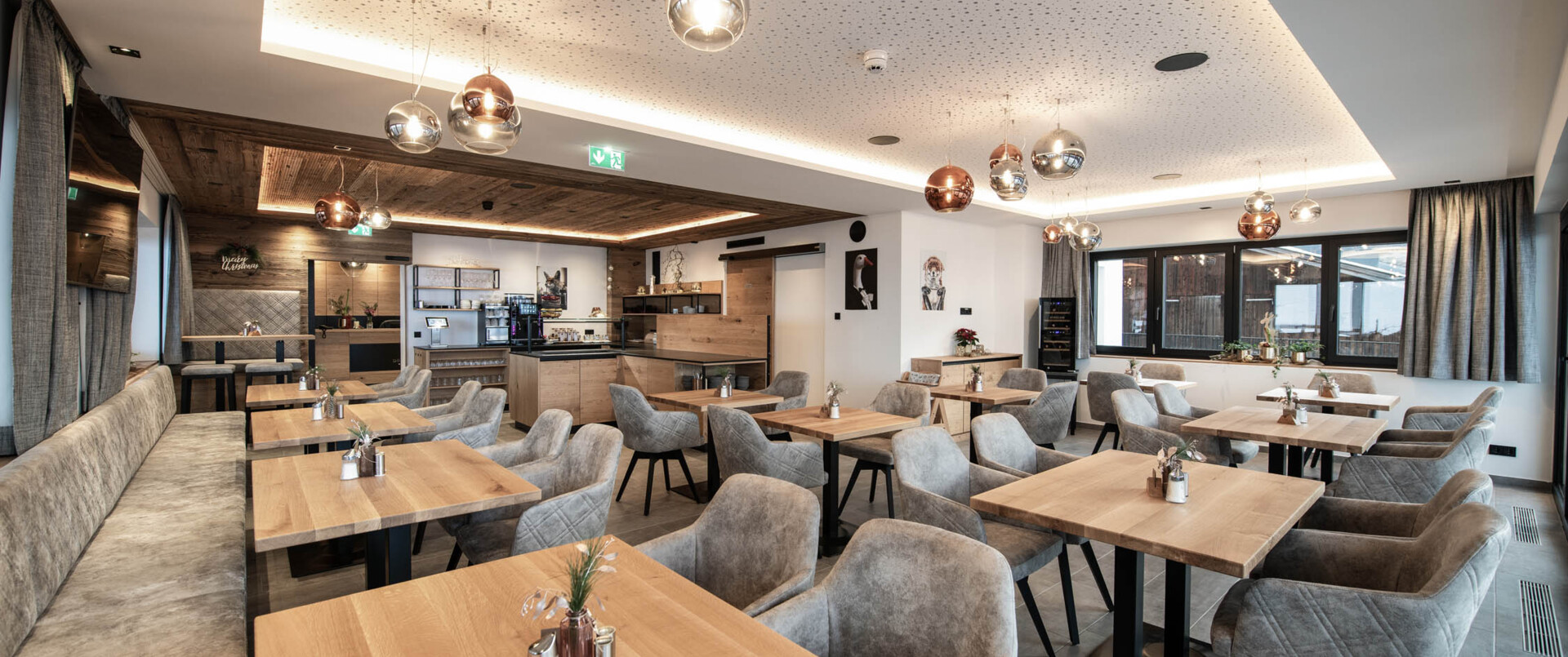 Frühstücksraum mit Tischen und Buffet im Hotel mit Frühstück "Das Diellehen" in Großarl.