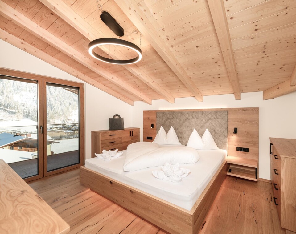 Großzügiges Doppelzimmer mit Zusatzbett für einen herrlichen Familienurlaub im Hotel Diellehen in Großarl.