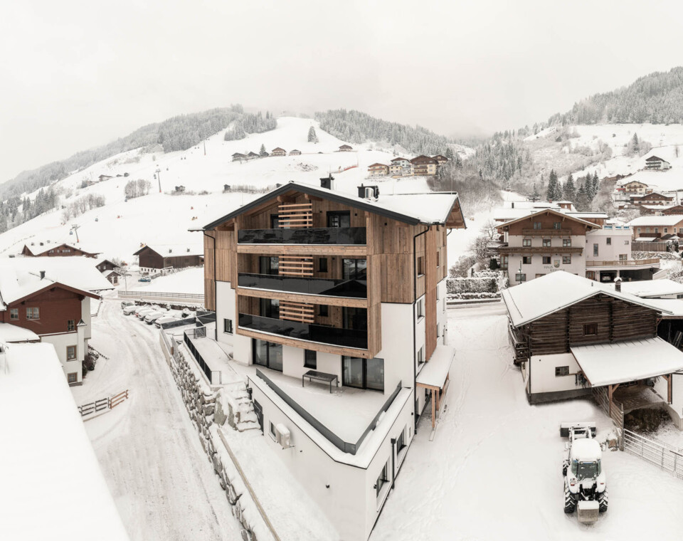 Blick auf die verschneite Großarler Bergwelt und auf das 3-Sterne Hotel Das Diellehen