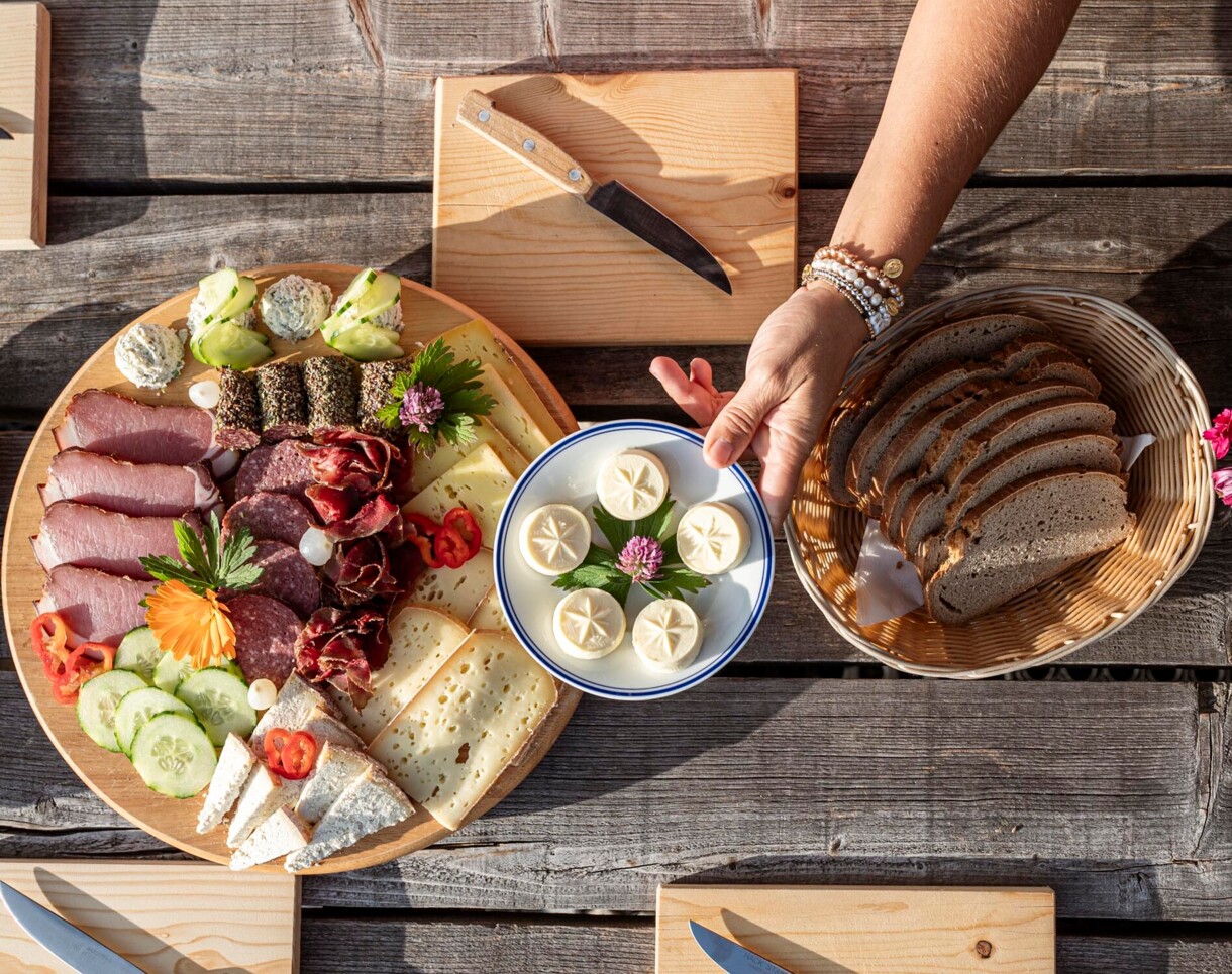 Herrliche Brettljause mit regionalen Spezialitäten im Sommerurlaub im Hotel Diellehen in Großarl. 