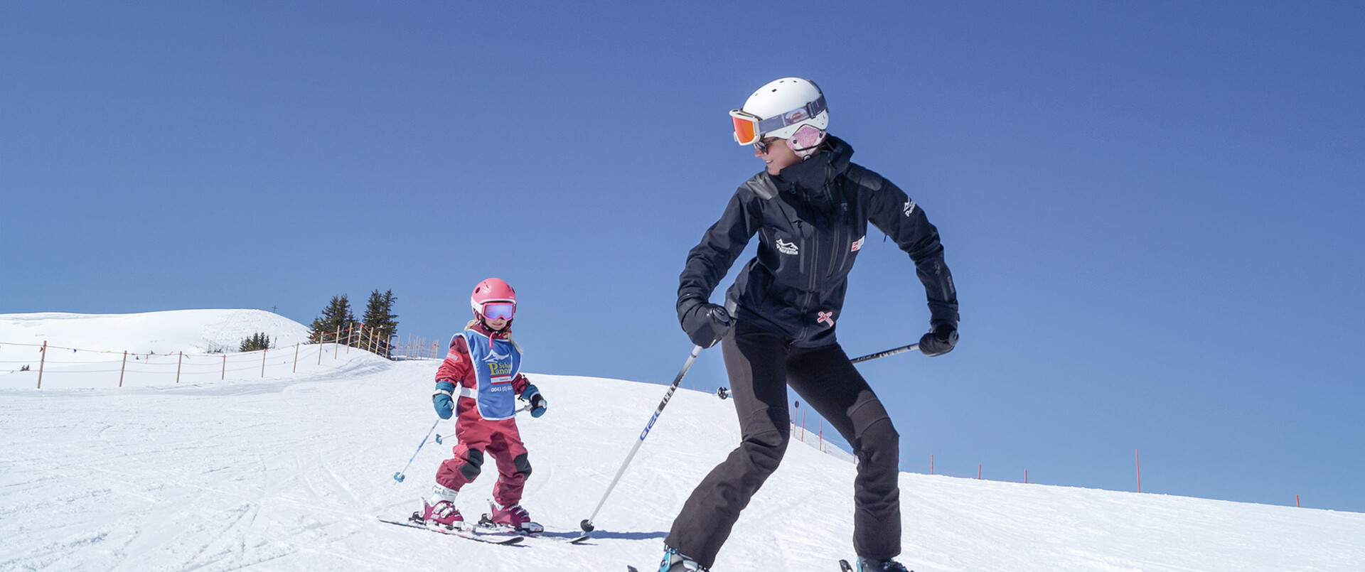 Skischullehrerin mit Schülerin im Skigebiet Großarl.
