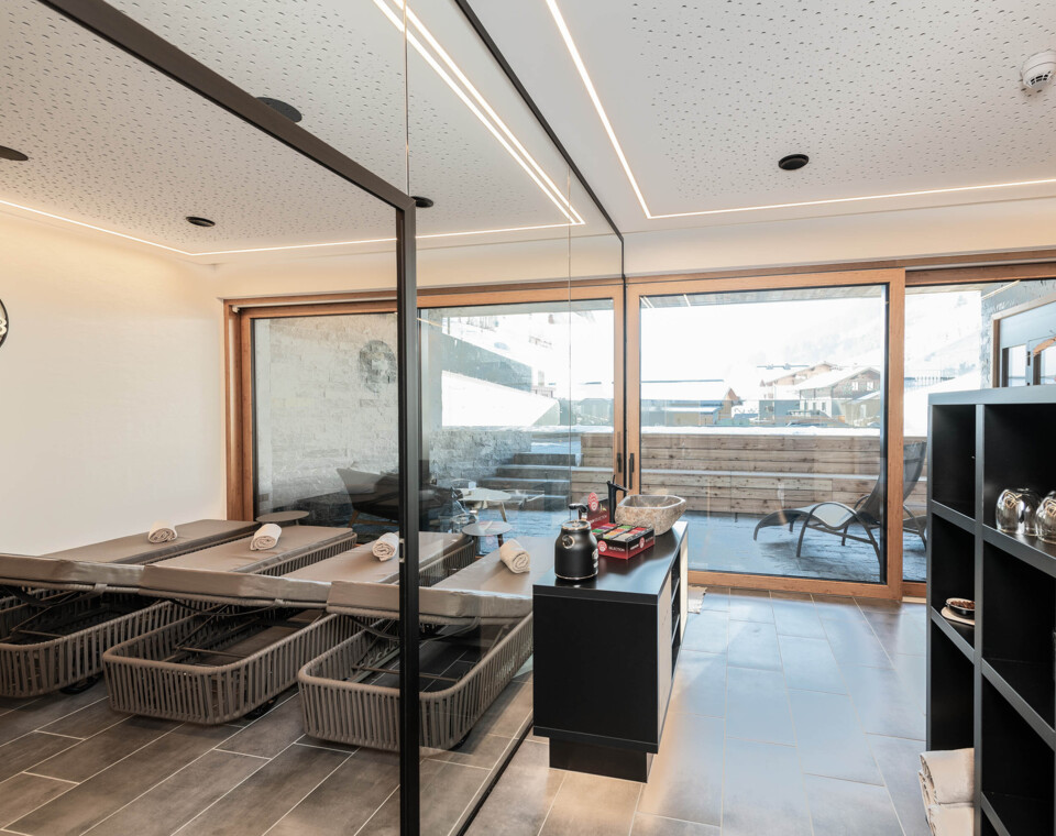 Naturbadeteich mit gemütliche Liegen im 3 Sterne Hotel Diellehen in Großarl.